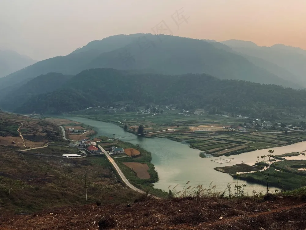 山间黄昏：写实风格自然风景摄影