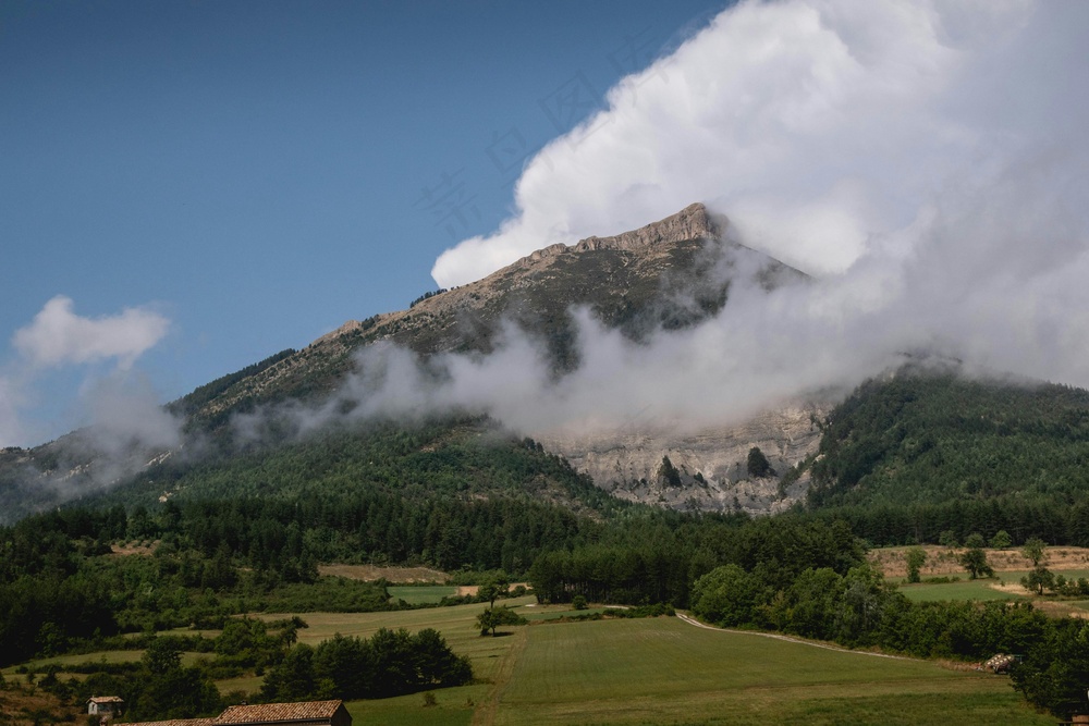 云雾缭绕山峰景·宁静致远风·蓝绿棕交织·自然壁纸照