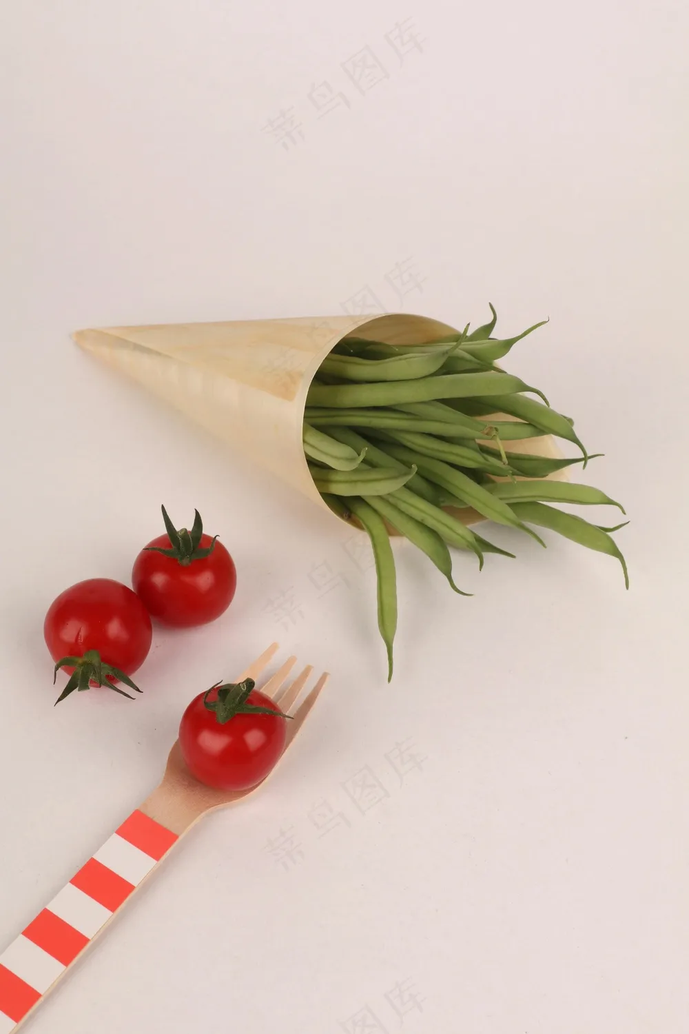 粉色背景下的番茄豆角叉子
