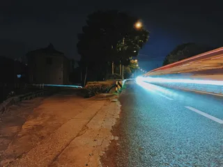 马路边飞驰的车流