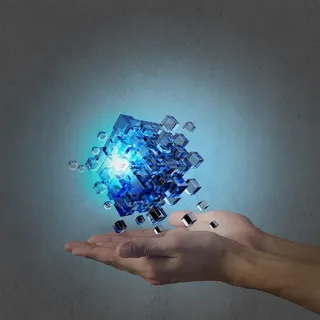 双手手掌中的蓝色魔方高清摄影