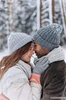 下雪天情侣相拥图片