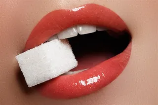 咬着一块糖的美女