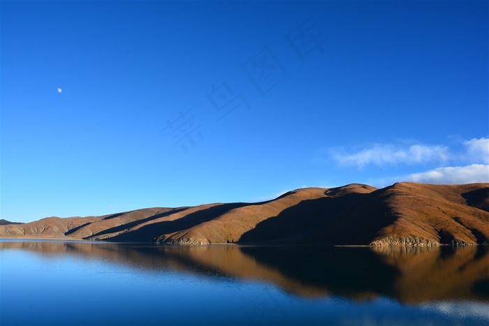 湖泊山峦图片