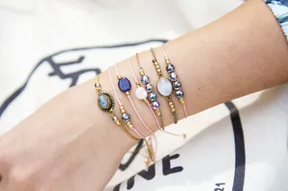 手工制作不同的漂亮的手链手部特写