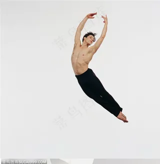 舞蹈动作-双脚合并举起手腕跳跃舞蹈的外国男人