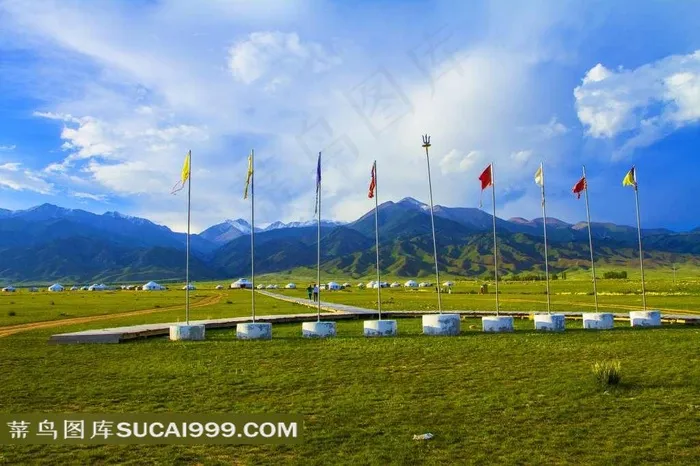 新疆阿尔夏提大山蓝天白云旗子风景