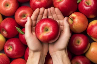 手握红苹果水果摄影图