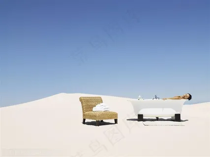 广告创意素材-浴缸中的女人