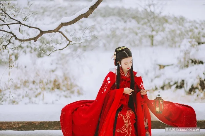 冬季户外雪天里红衣古风美女图片