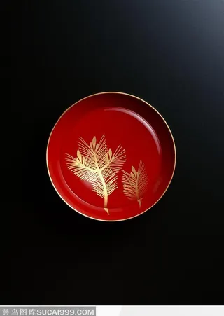 一个锈红色印花瓷盘