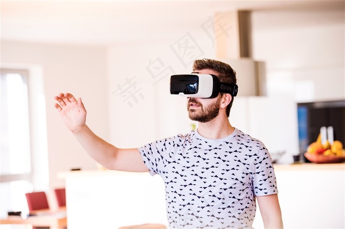 国外戴VR眼镜的男士图