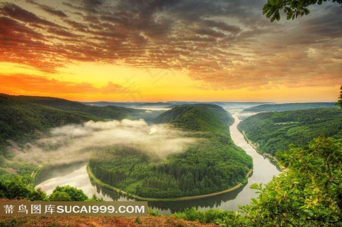 河流森林与天空云彩风景图片