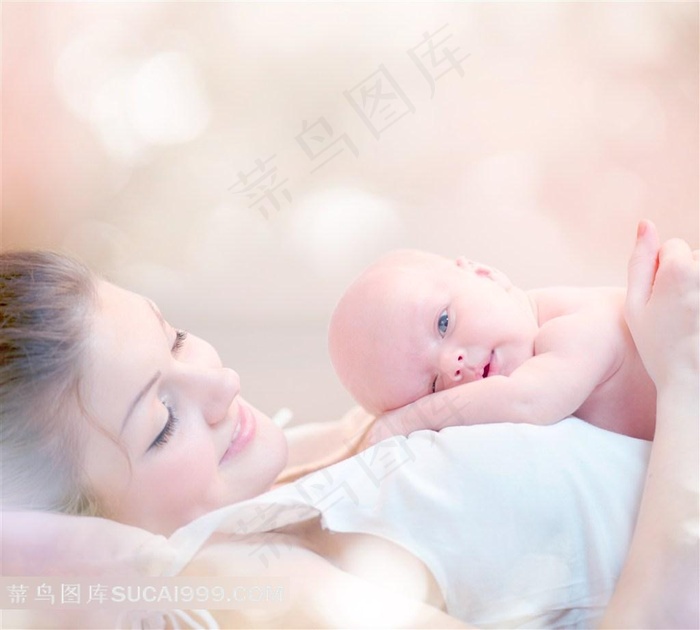 趴在妈妈怀里的宝宝温馨图片