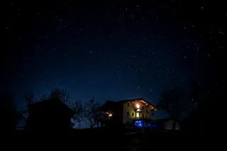 高清夜晚山林小屋