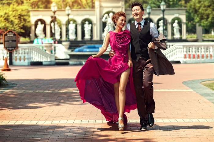 走在路上的男女