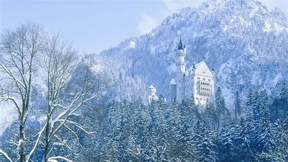 高山下的城堡