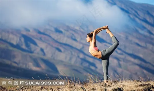 在户外练瑜伽的美女瑜伽图片
