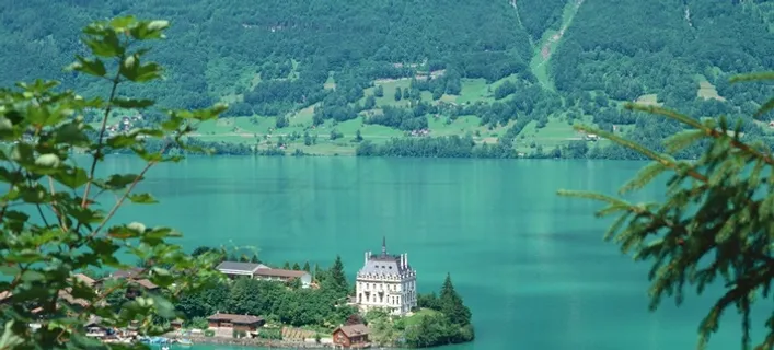 山脚下大海边的村庄