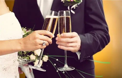 戴着结婚戒指的新人图片