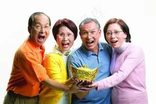 老人拿宝贝惊讶