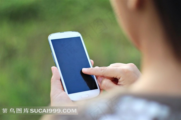 点击手机屏幕的女性高清图片