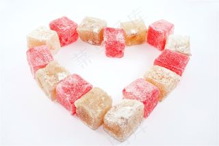 摆成心形的霜糖高清图片