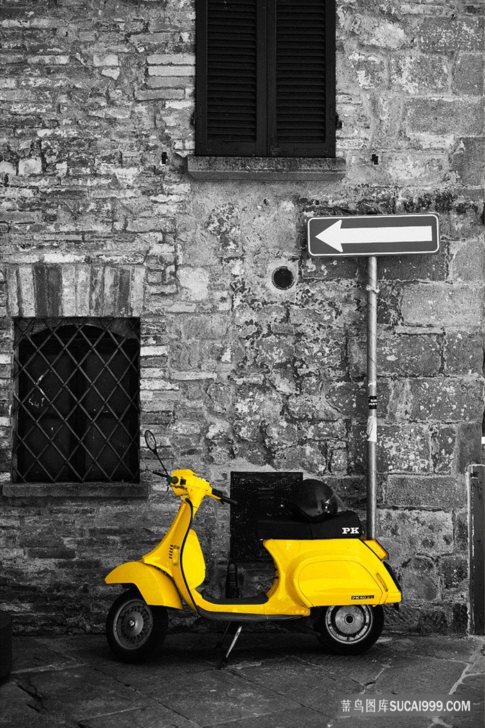 唯美黑白建筑小黄色电动车装饰画