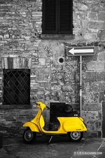 唯美黑白建筑小黄色电动车装饰画