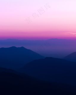 紫色黄昏山脉风景图片
