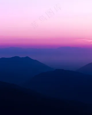 紫色黄昏山脉风景图片