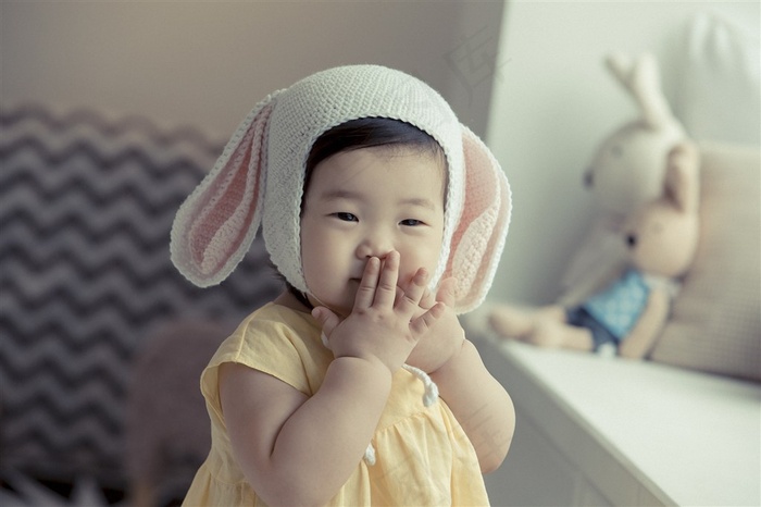 双手捂着嘴巴的可爱幼儿