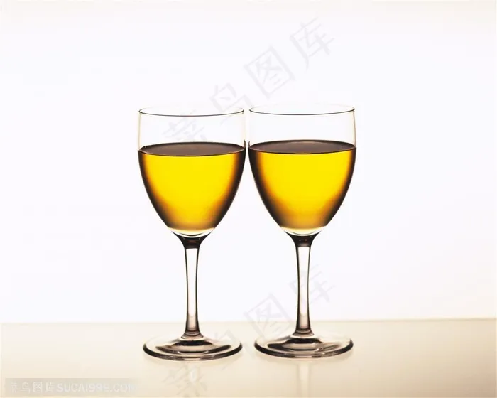 酒水饮料-一对装满酒水的高脚杯