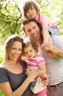 微笑的一家四口