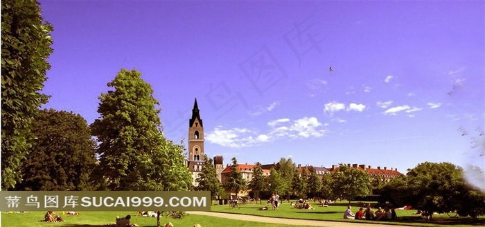 蓝天白云下的欧式建筑