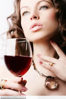 品味红酒的气质美女