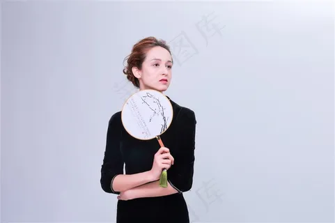 拿着圆扇子的旗袍美女特写 拿着圆扇子的旗袍美女特写