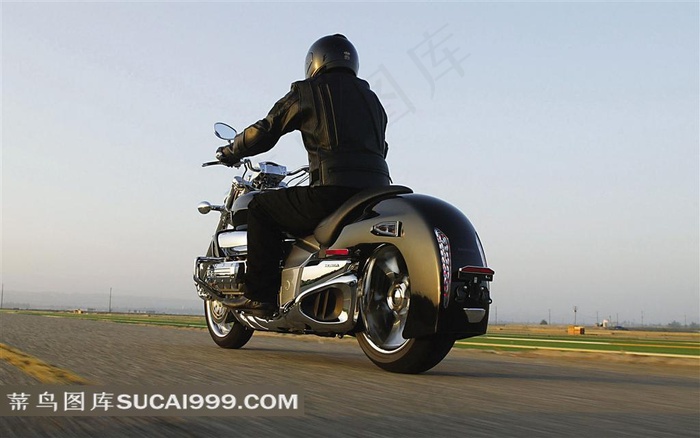 骑摩托车的人物背影摄影素材