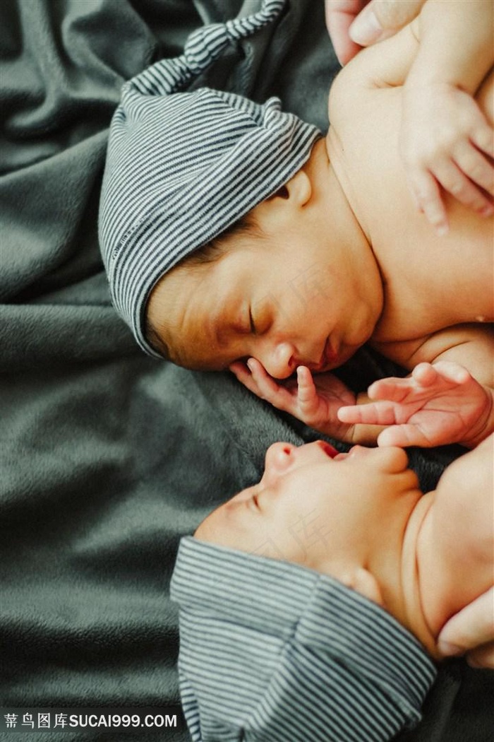 刚醒的双胞胎宝宝
