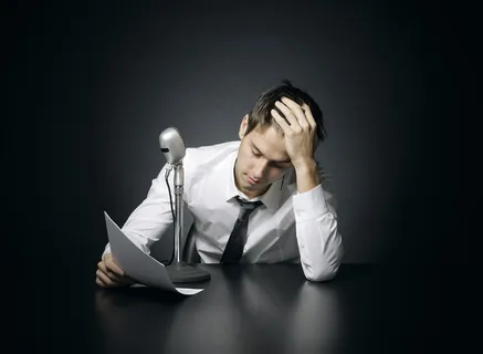 男主播在看新闻稿