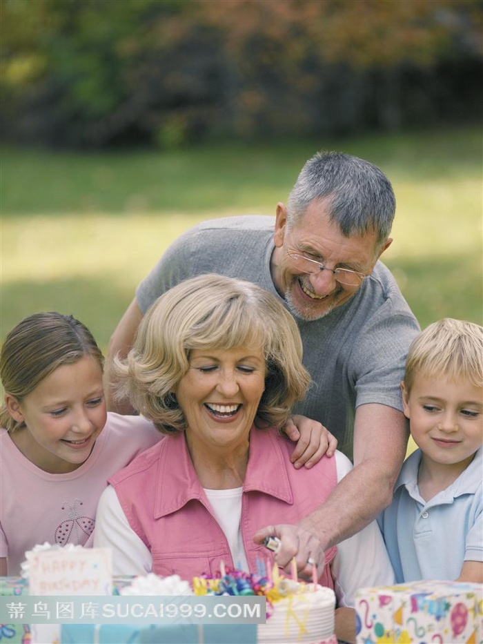 家庭生日聚会祖孙温馨特写