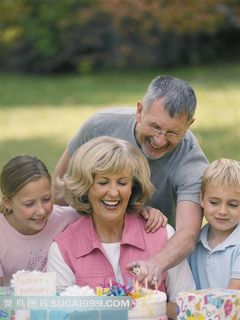 家庭生日聚会祖孙温馨特写