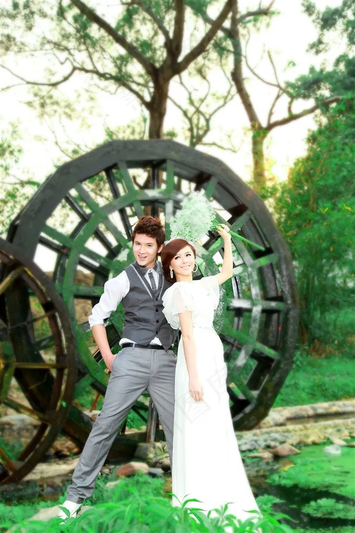 水车情缘恋人婚纱特写