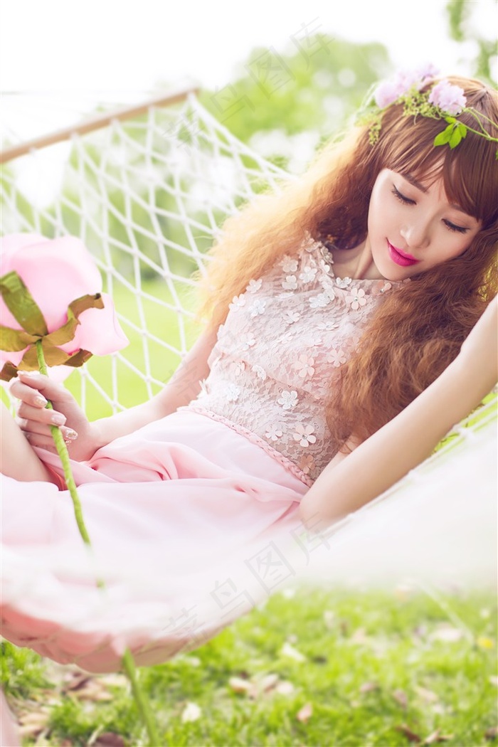 睡在吊篮里的青春美女