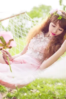 睡在吊篮里的青春美女 睡在吊篮里的青春美女