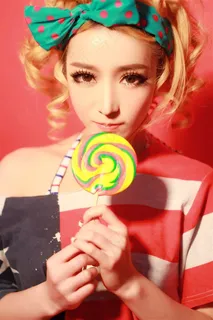 手拿棒棒糖的可爱少女