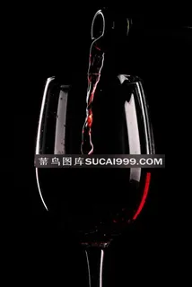 黑色背景中的红酒