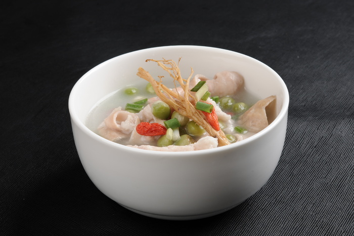  豌豆炖肥肠 