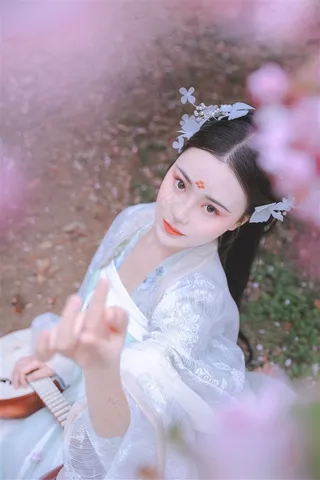 妖艳的古装美女图片