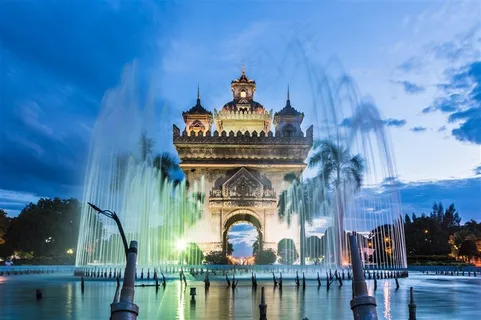 美丽的泰国建筑及建筑前的喷泉景色